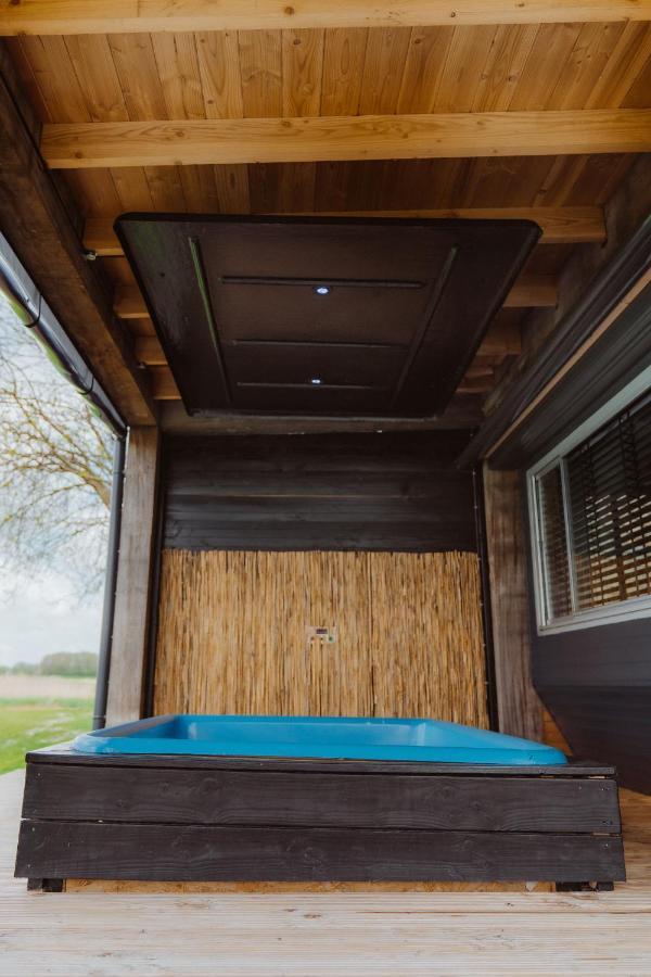 Vila Tiny Farm House Met Hot Tub. Menaldum Exteriér fotografie